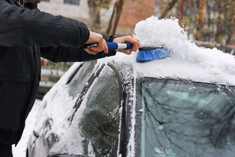 Jak odśnieżyć skutecznie auto? 5 najważniejszych zasad