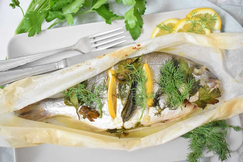 Dorada pieczona w ziołach w pergaminie
