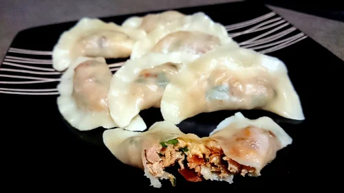 Pierogi z serowym farszem z wędzonym kurczakiem i suszonymi pomidorami