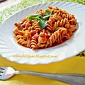 Makaron świderki w sosie pomidorowym a’la Bertoldo