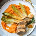 POLĘDWICZKI WIEPRZOWE NA PUREE Z BATATÓW I KARMELIZOWANĄ CYKORIĄ.