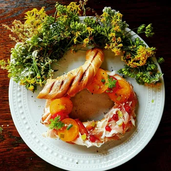 Bajgle z szynką parmeńska i pomidorkami koktajlowymi