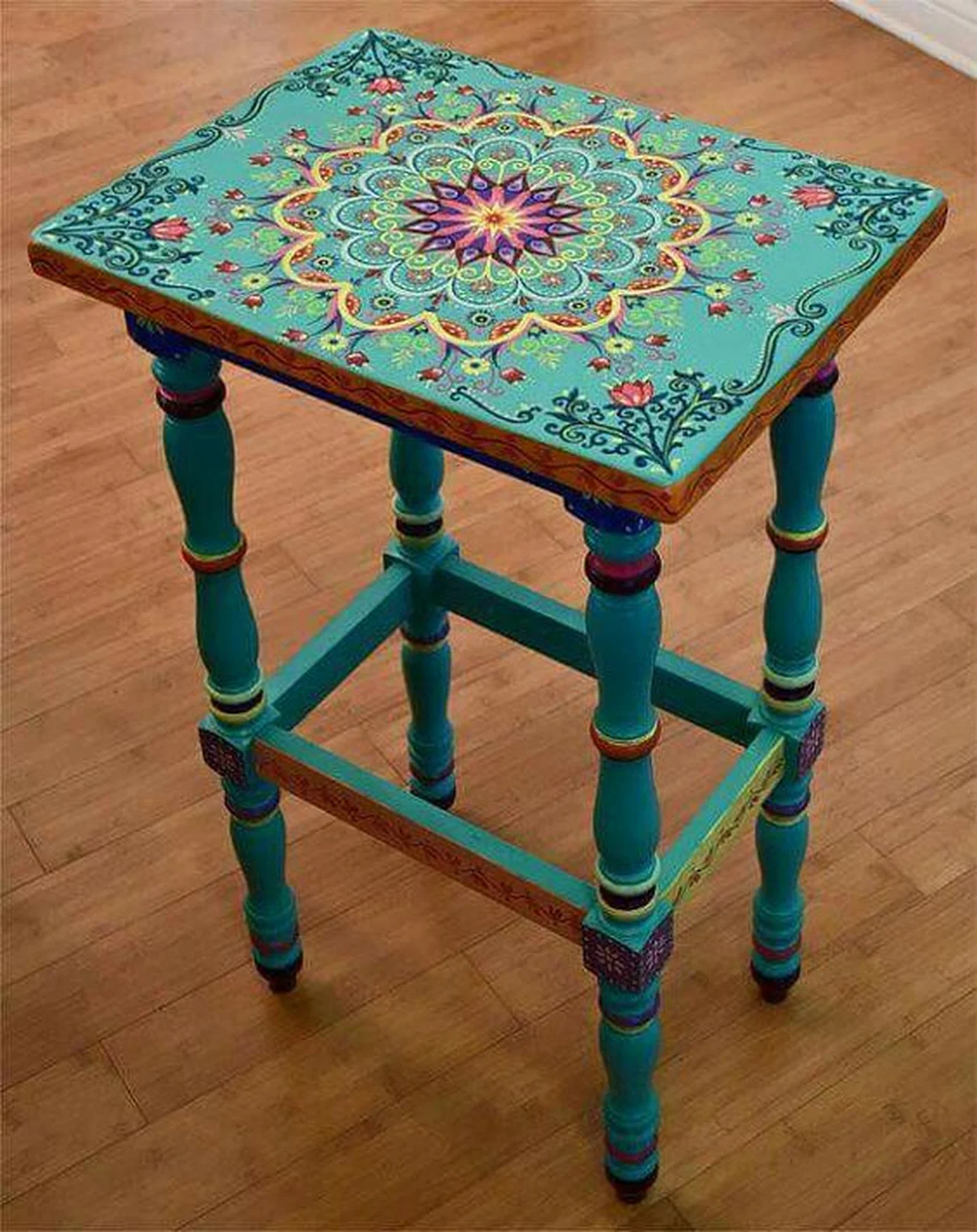 Pięknie malowany stołek