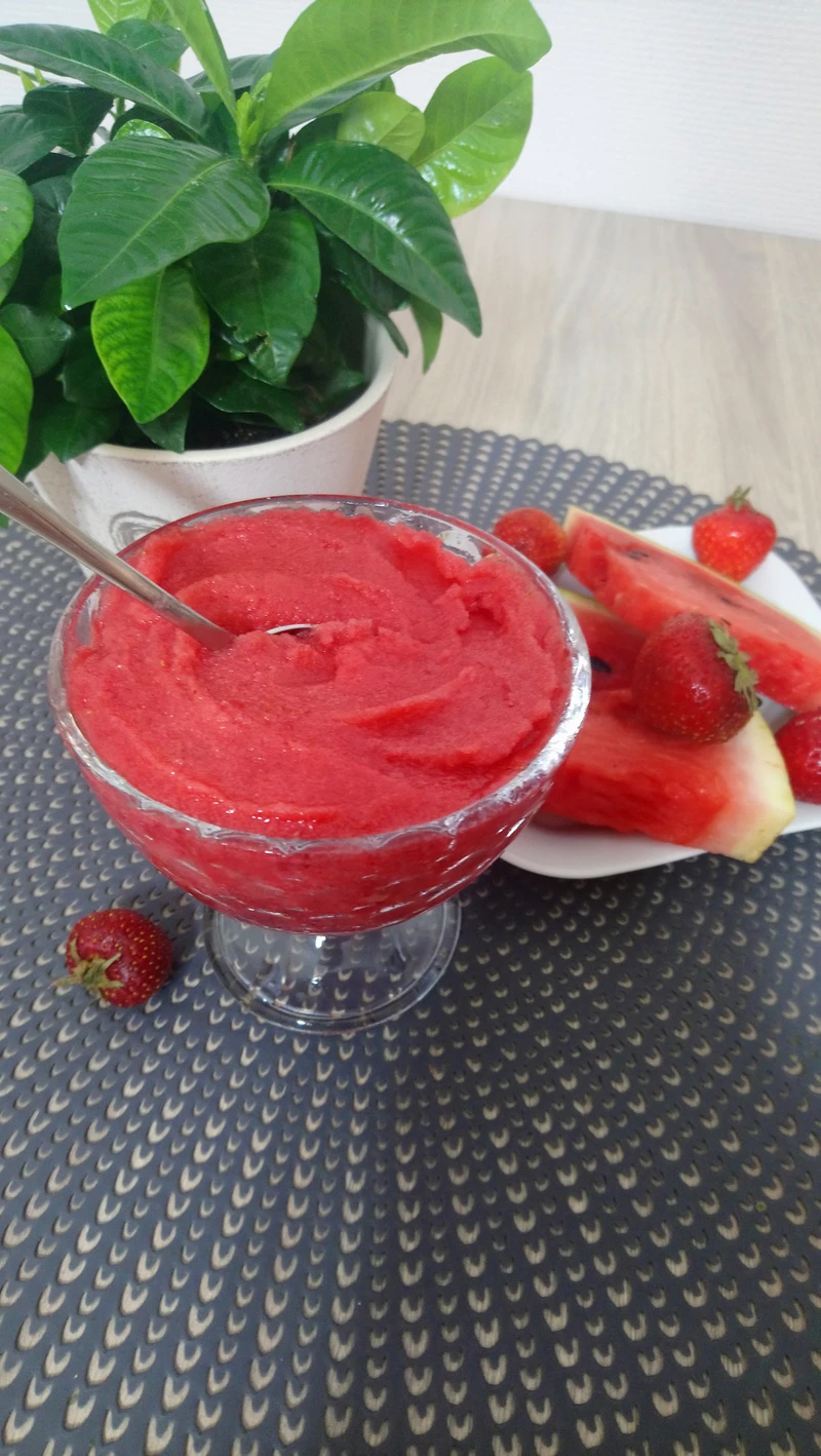 Sorbet arbuzowy z dodatkiem truskawek z wyciskarki wolnoobrotowej Hurom H 100s
