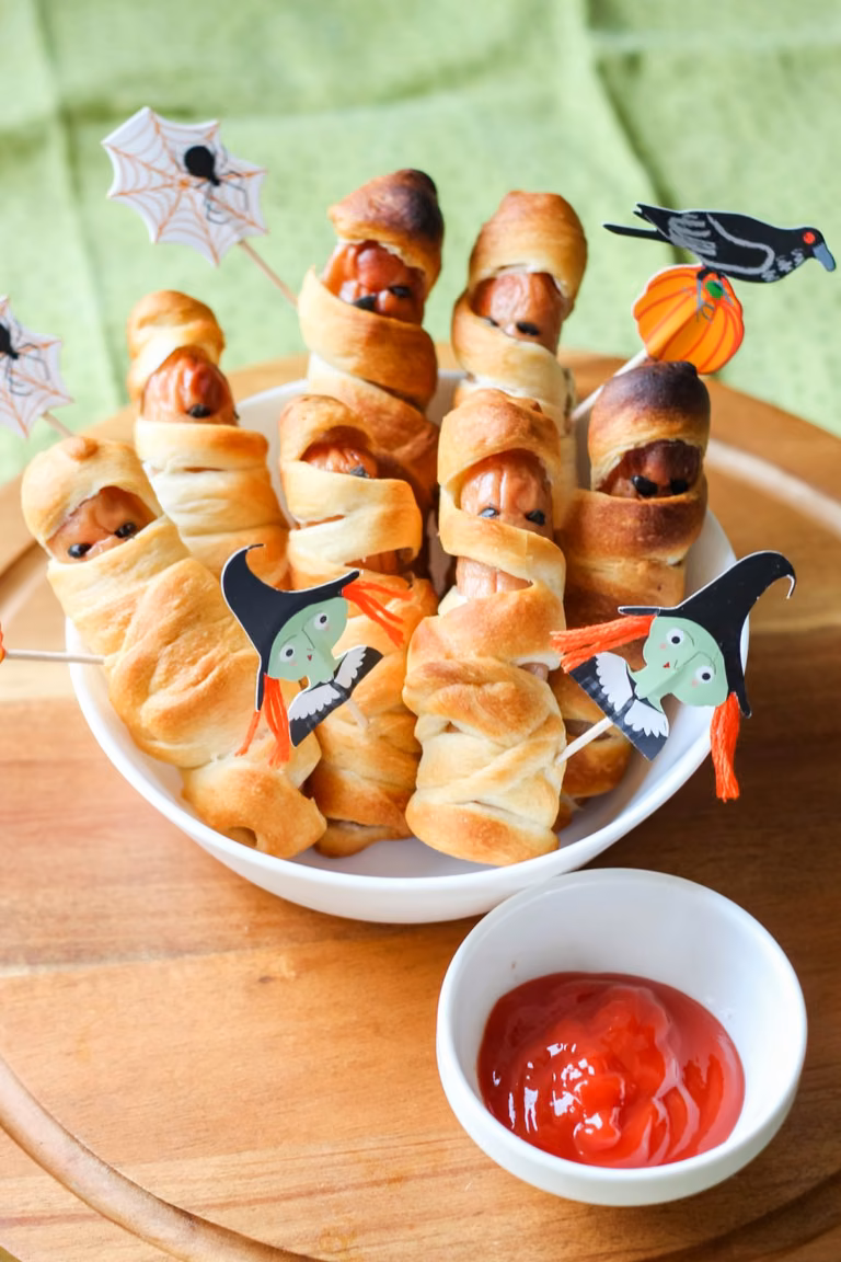 Parówki w cieście do pizzy – mumie na Halloween