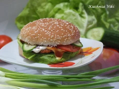 Zdrowy fast food czyli hamburger drobiowy ze świeżymi warzywami