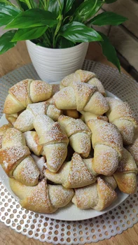 Rogaliki drożdżowe z czekoladą
