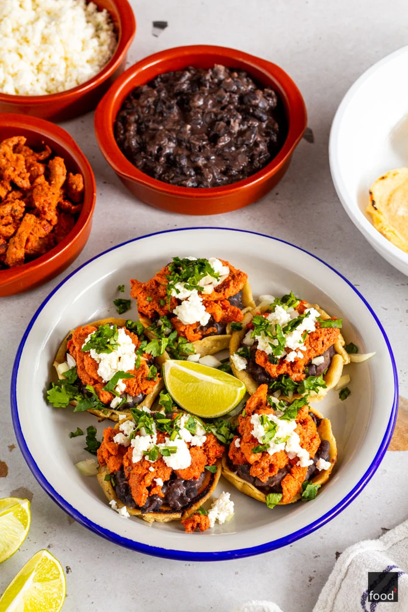 Sopes de cochinita pibil con frijoles