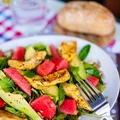 Sałatka z grillowanym kurczakiem, arbuzem i awokado