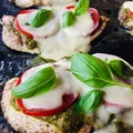 Filety z kurczaka pieczone z mozzarellą i pomidorami