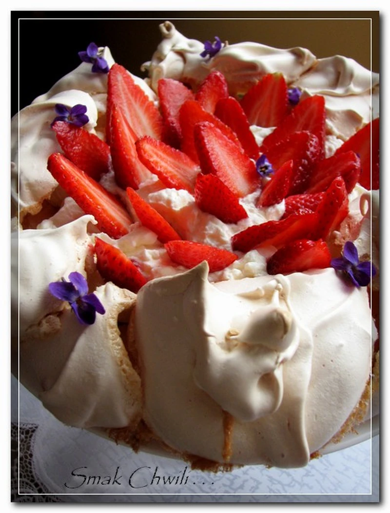 Pavlova bananowo-truskawkowa