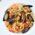Spaghetti z małżami w sosie pomidorowym