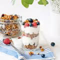 Jogurt naturalny z malinami, borówką amerykańską i domową granolą