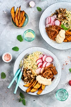 Szybki i zdrowy obiad: bulgur z dodatkami (pieczarkami, rzodkiewką, pieczonymi batatami i hummusem)