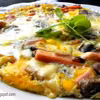 Serowy omlet z pieczarkami