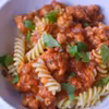 Pikantny makaron z chili i białą kiełbasą