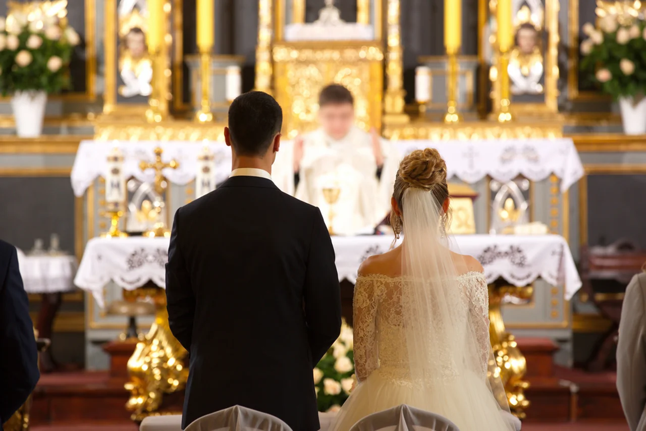 Śluby kościelne droższe przez pandemię! Ceny poszły w górę