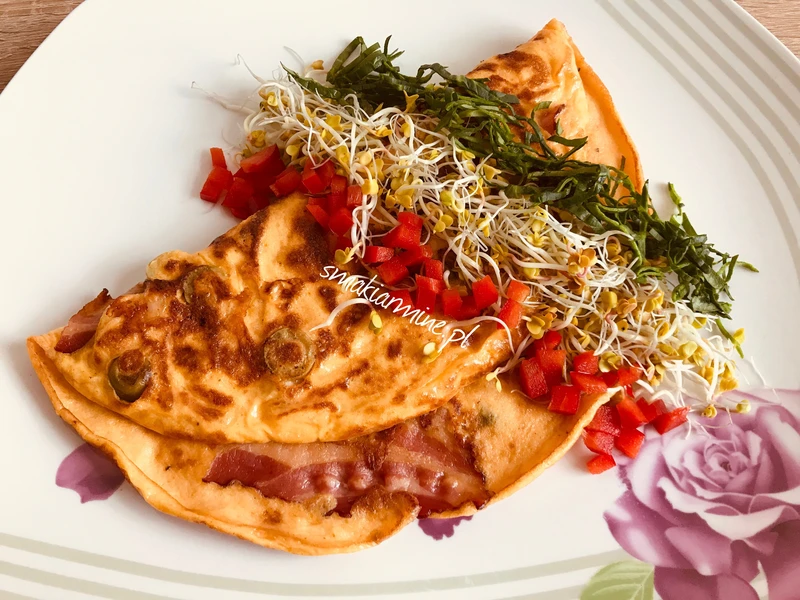 Omlet twarogowy z boczkiem i oliwkami