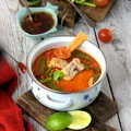 Zupa rybna z czerwoną pastą curry, trawą cytrynową i kolendrą