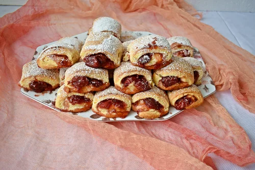 Cytrynowe ciasteczka z domowym dżemem truskawkowym
