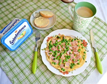 Omlet z szynką i groszkiem