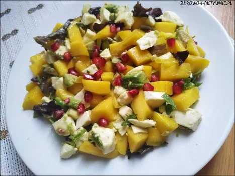 Sałatka z mango, awokado i mozzarellą