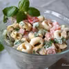 Szybka sałatka z tortellini, świeżych warzyw i bazylią