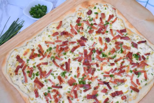 Alzacka tarta Flammkuchen z boczkiem i cebulą