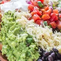Ta sałatka to miska pełna zdrowia i witamin! Kurczak w towarzystwie warzyw i guacamole