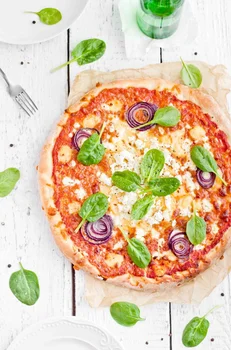 Pizza z wędzoną goudą, fetą i szpinakiem