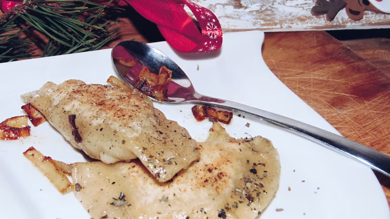 PIEROGI ZASMAŻANE NA PALONYM MAŚLE Z CEBULKĄ