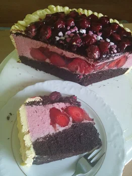 Truskawkowy tort z niespodzianką i Lemon Curd