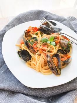 Spaghetti z małżami i pomidorkami