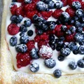Szybkie ciasto francuskie z kremem mascarpone i sezonowymi owocami