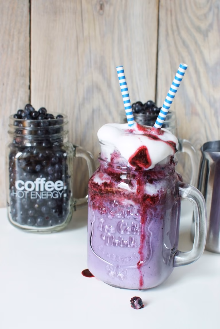 JAK ZROBIĆ W DOMU FRAPPUCCINO JAGODOWE?