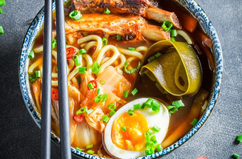 Azjatycka uczta w Twojej kuchni! Pikantny ramen z żeberkami, kimchi i jajkiem!