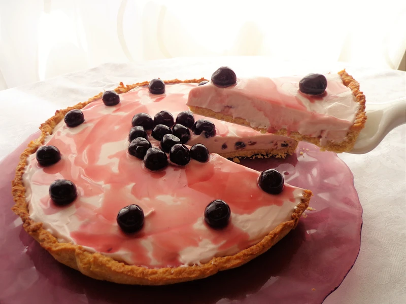 Tarta z kremem z ricotty, mascarpone i wiśniami z syropu