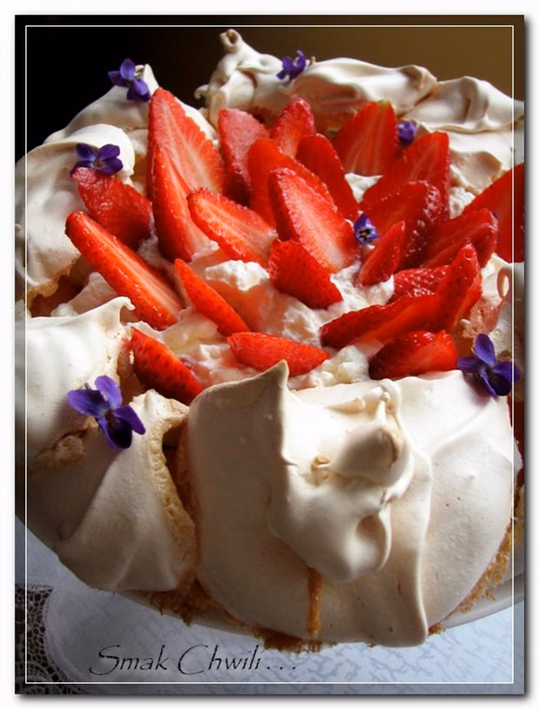 Pavlova bananowo-truskawkowa