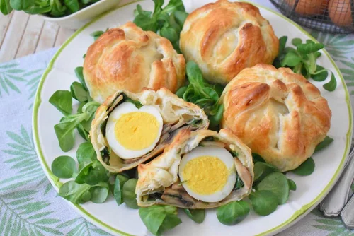 Jajka zapiekane w cieście francuskim ze szpinakiem i pieczarkami