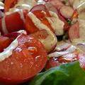 Sałatka grillowa z rzodkiewką i pomidorami