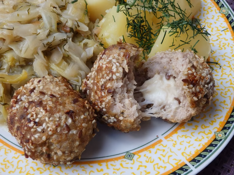 Kotlety mielone z serową niespodzianką