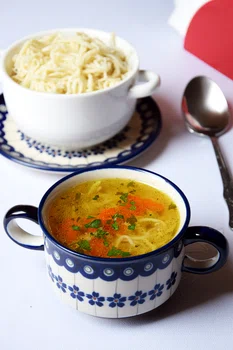 Rosół z domowym makaronem