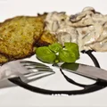 Placki ziemniaczano warzywne z sosem pieczarkowym.