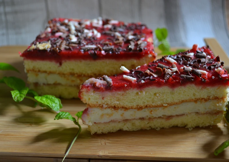 Torcik truskawkowy z masą grysikową