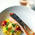 łosoś z chrupiącą skórką na szafranowym risotto (ekspresowe danie! )