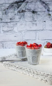 Kokosowy pudding chia z truskawkami