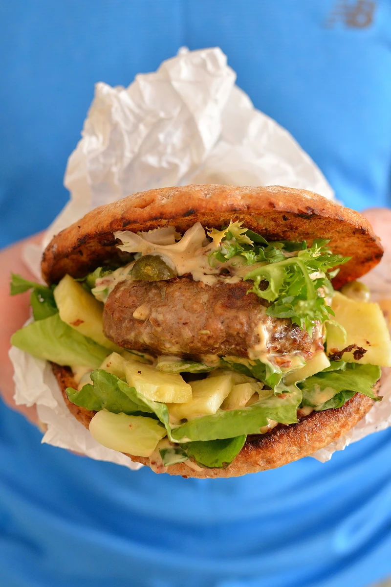 WOŁOWY BURGER PO HAWAJSKU