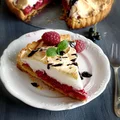 Tarta z malinami i bezą