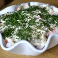 Sałatka z surimi, makaronem ryżowym i ogórkiem.
