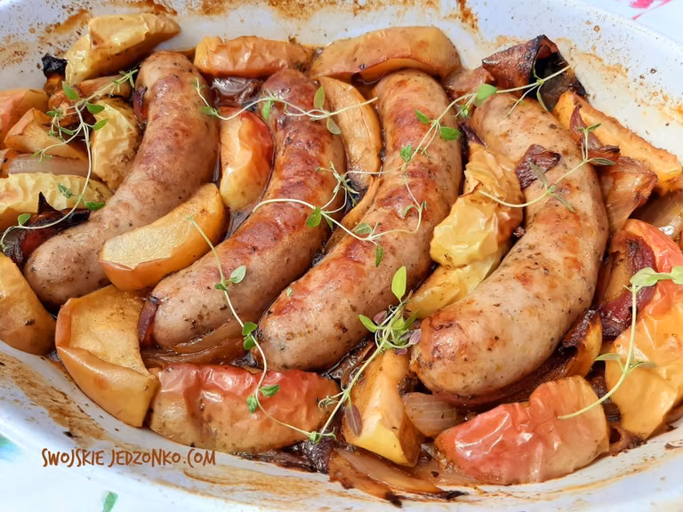 Biała kiełbasa pieczona z jabłkami i czerwonym winem